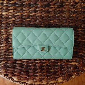 Chanel wallet (with a chain)